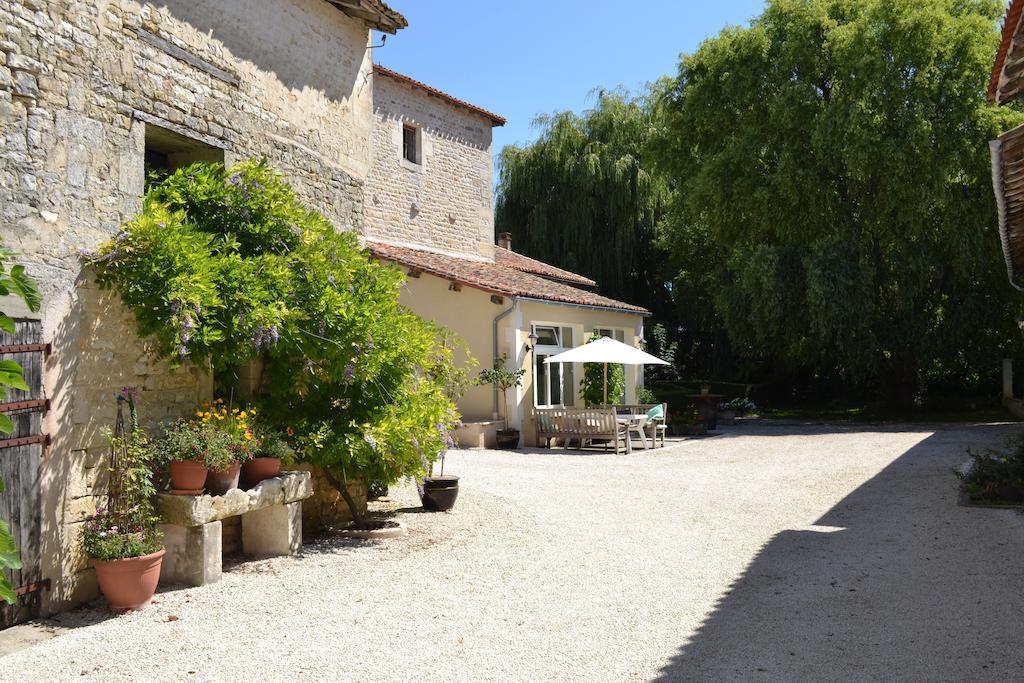 Le Moulin De Lusseau Bed & Breakfast Chef-Boutonne Dış mekan fotoğraf